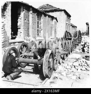 JUGOSLAWIEN : BELGRADER-KOSMOPOLITISCHER BAHNHOF - Wartung und Reparaturen an Lokomotivrädern werden durchgeführt British Army Stockfoto