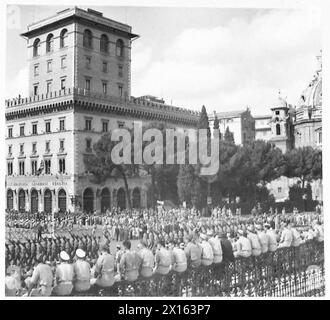 ROM : AMERIKANER FEIERN DIE UNABHÄNGIGKEITSERKLÄRUNG - auf dem Ziergeländer des Victor Emmanuel-Gedenkwerks sitzen britische Soldaten, wie sie am Ende der Zeremonie der British Army an der Saluting Base vorbeimarschieren Stockfoto