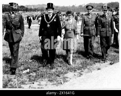 MILITÄRISCHE AUSSTELLUNG FÜR ARBEITER - der Lord Mayor und Lady Mayoress, begleitet von Offizieren, fotografiert während des Besuchs der British Army Stockfoto