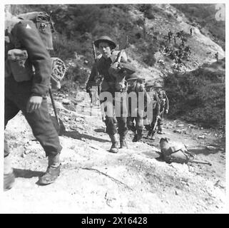 5. ARMEE: VORMARSCH IN DIE PRÄRIE - Männer der Lancashire Fusiliers klettern die Berge, um die Positionen der britischen Armee zu erreichen Stockfoto