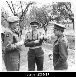 ITALIEN: ACHTE ARMEEKONFERENZ IM TAC-Hauptquartier – von links nach rechts: Generalmajor V. Eveleigh, Brigadegeneral F. Siggers und Lieut. General J. Hardinge British Army Stockfoto