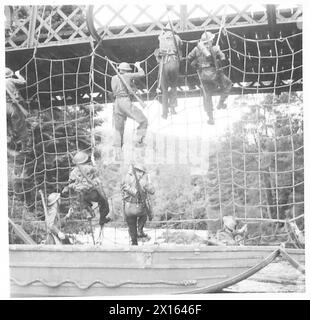 KOMMANDOTRAINING DER SCHOTTISCHEN HAUSWACHE: Klettern eines Seilnetzes auf eine Brücke während einer Angriffslandung der britischen Armee Stockfoto