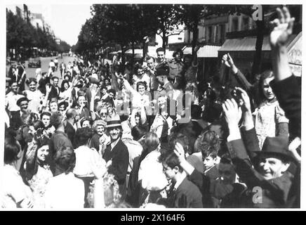 PARIS BEGRÜSST BRITISCHE, AMERIKANISCHE, KANADISCHE und FRANZÖSISCHE TRUPPEN - die Menschen von Paris, die auf den Straßen drangen, um britische, amerikanische, kanadische und französische Truppen zu begrüßen, die in die befreite Stadt einmarschierten. Diese Bilder von Kameraleuten der A.F.P.U. zeigen die Szenen der Jubel der britischen Armee, der 21. Armee-Gruppe Stockfoto