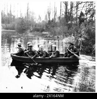 KRIEGSKORRESPONDENTEN BESUCHEN DAS ÖSTLICHE KOMMANDO - Truppen, die in einem Angriffsboot der britischen Armee einen Fluss überqueren Stockfoto