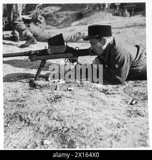 AUSBILDUNG FRANZÖSISCHER FREIWILLIGER IN NORDAFRIKA - französischer Freiwilliger, der ein Panzerabwehrgewehr der britischen Armee abfeuert Stockfoto