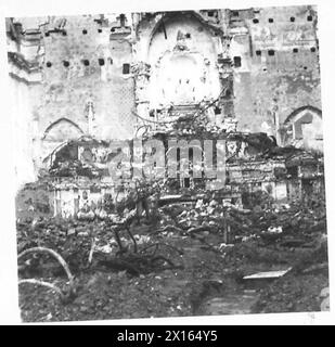 ITALIEN : FÜNFTE ARMYDAMAGED KULTURGEBÄUDE IN NEAPEL - The Damaged High Alter , British Army Stockfoto