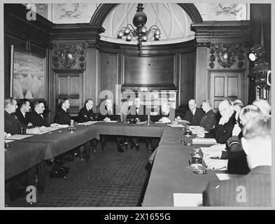 SIR ARCHIBALD SINCLAIR UNTERZEICHNET DIE VERLÄNGERUNG DES EMPIRE AIR TRAINING SCHEME (BILD 1943). 9160. Von links nach rechts - Air Chief Marshal Sir Christopher Courtney [Air Member for Supply & Organisation) Herr R.C. Binnie [Officer of the High commissioner for Australia] Herr W.E. Sheehan [australischer Vertreter] Air Vice Marshal H.N. Wrigley [Air Officer Commanding, Overseas H.Q. Royal Australian Air Force] The Rt.Hon. Vincent Massey [hoher Kommissar für Kanada] der Rt.Hon. S.M. Bruce [hoher Kommissar für Australien] der Rt.Hon. Sir Archibald Sinclair [Staatssekretär für Luft] Herr W.J. Stockfoto