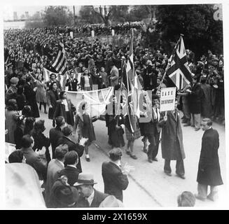 Während der zweiten Befreiung Griechenlands führt eine Prozession durch die Straßen der Stadt auf dem Weg zum Platz der Verfassung. Stockfoto