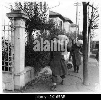 ACHTE ARMEE: HEIMATURLAUB FÜR EINEN INFANTERISTEN - im Hafengebiet für Männer, die nach Hause gehen, Pte. Richardson trug seine Ausrüstung zu seinem Billet für die Nacht-British-Army Stockfoto