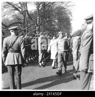 ALLIIERTE KOMMANDEURE BESUCHEN BRITISCHE UND AMERIKANISCHE TRUPPEN – Air Chief Marshal Sir Arthur Tedder und General Montgomery, die Truppen der 11. Husaren British Army inspizieren Stockfoto