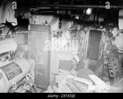 AN BORD DER KAPITULIERTEN U 532. 18. MAI 1945, GLADSTONE DOCK, LIVERPOOL. AN BORD DER U 532 GAB SICH DIE BLOCKADE DES DEUTSCHEN U-BOOTS AUF DEM WEG VON JAPAN MIT EINER LADUNG AUS TIN, CHININ, WOLFRAM UND GUMMI IM ATLANTIK AUF. - Im Schaltraum von U 532 Stockfoto