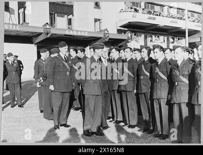 Der König und die Königin des Vereinigten Königreichs inspizierten das Dominion und das amerikanische Personal des amerikanischen Kadettentrainings Corps zusammen mit Kommandant Donald Gill und erkannten ihre Beiträge zu RAF-Operationen in mehreren Kriegsschauplätzen an. Stockfoto