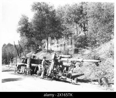 BRITISCHE ARTILLERIE IN ITALIEN - Eine deutsche 88-mm-Kanone und ihr Traktor wurden vom Feind auf der Straße zwischen Lauria und Lagonegro der britischen Armee zerstört und verlassen Stockfoto
