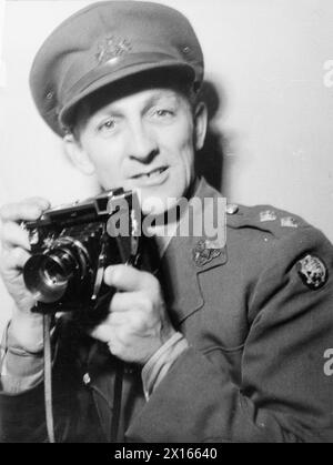 THE LIFE AND WORK EDWARD G MALINDINE, FOTOJOURNALIST UND OFFIZIELLER MILITÄRFOTOGRAF 1906–1970, Lieutenant Edward G Malindine, offizieller Fotograf beim war Office Directorate of Public Relations, Holding a Zeiss Icon Super Ikonta Camera, März 1941. Die Kamera ersetzte Goerz Anschutz als offizielle Ausgabekamera der Armee zur Zeit der Gründung der Army Film & Photographic Unit. Von 1941 bis 1944 war Malindine für die Aktivitäten der britischen Armee im britischen Südkommando sowie für Spezialoperationen wie die Vaagso RAID British Army, Army Film und Ph verantwortlich Stockfoto