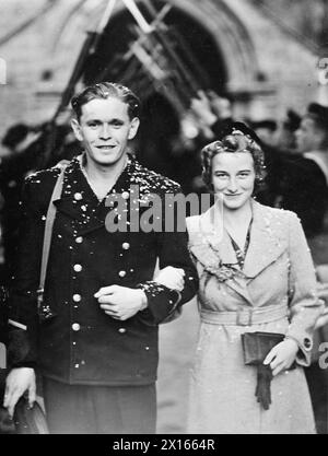 WREN HEIRATET NORWEGISCHEN MATROSEN. AM 22. AUGUST 1941 HEIRATETE DER FÜHRENDE SEEMANN NILS HENRY WIIG, RNN, UND MISS IVY MAY CHAPMAN, WRNS, AUS DER AUSBILDUNGSEINRICHTUNG HMS ROYAL ARTHUR. - Die Braut und der Bräutigam nach der Hochzeit. Eine Verwirrung über die Identität der Braut. Ivy May Chapman ist in der Originalüberschrift benannt, und Ivy M Chapman wird in den BMD-Registern als Heirat der WUG [sic] aufgeführt. aber es könnte ihre Schwester Joyce gewesen sein, die N H Wiig heiratete (Joyce Wiig lebte bei Nils Wiig in Northampton, als sie starben) Wiig, Nils Henry, Chapman, Ivy May Stockfoto