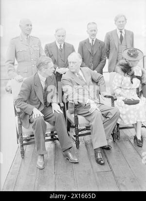 PREMIERMINISTER UND PRÄSIDENT IN QUEBEC. AUGUST 1943 IN DER ZITADELLE IN QUÉBEC FÜR DAS TREFFEN ZWISCHEN HERRN CHURCHILL UND PRÄSIDENT ROOSEVELT. - Von links nach rechts: Mr. Anthony Eden, Präsident Roosevelt, die Gräfin von Athlone. Hintere Reihe: Der Earl of Athlone, Mackenzie King, Sir Alexander Cadogan (Ständiger Staatssekretär für auswärtige Angelegenheiten) und Brendan Bracken (Minister für Information) Stockfoto