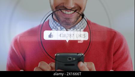 Bild einer gleichartigen Ikone mit steigenden Zahlen in Kreisen über dem kaukasischen glücklichen Mann mit Handy Stockfoto