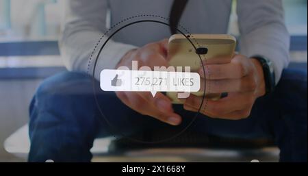 Bild des Likes-Symbols mit steigenden Zahlen über der Mitte des Geschäftsmannes, der das Mobiltelefon benutzt Stockfoto