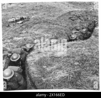 MIT DER SCHWARZEN UHR AUF DEN SHETLAND-INSELN - Männer der schwarzen Uhr, die einen Kommunikationsgraben hinunterziehen, die britische Armee Stockfoto