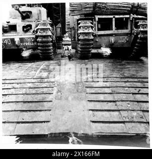 Die Panzer sind mit einer speziellen Vorrichtung ausgestattet, die es ihnen ermöglicht, während der Trainingsübungen der British Army außergewöhnlich steile Steigungen zu besteigen. Stockfoto