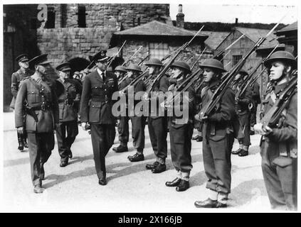 DER HERZOG VON KENT INSPIZIERT VERTEIDIGUNGSANLAGEN - H.R.H. inspiziert Truppen an einem der Orte, die er während seiner Tour durch die British Army besuchte Stockfoto