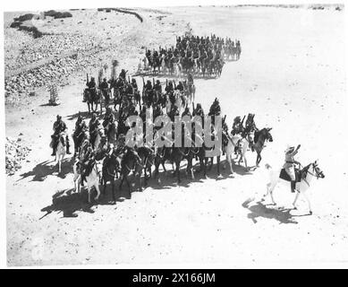 DIE ARABISCHE LEGION IN TRANSJORDANIA - Ein Kavallerie-Geschwader der Legion, das aus dem Lager für Patrouille in der Wüste der britischen Armee auszieht Stockfoto