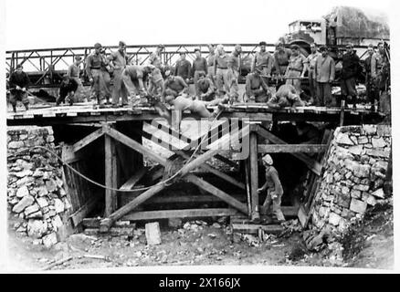 ITALIEN : BAU EINER BRÜCKE DER ACHTEN ARMEE - Allgemeine Ansicht der im Bau befindlichen Holzbrücke mit der bestehenden Bailey-Brücke im Hintergrund der British Army Stockfoto