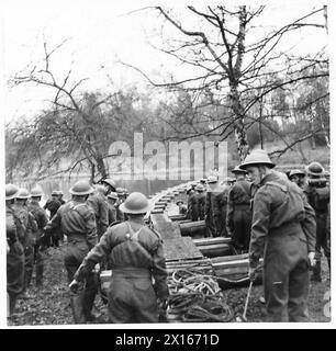 KRIEGSKORRESPONDENTEN BESUCHEN DAS ÖSTLICHE KOMMANDO - Eine Kapok-Brücke-Demonstration. Die Brücke wird von der britischen Armee gestartet Stockfoto