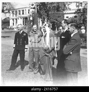 HRH EL EMIR MANSUR IBN SAUD IN DER BRITISCHEN BOTSCHAFT IN KAIRO - Eine Gruppe von Gästen mit dem Botschafter auf dem Gelände der Botschaft Stockfoto