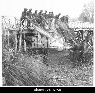 MIT DEN SEAFORTH HIGHLANDERS IN NORDIRLAND - M.T. Sektion, die Tarnnetze der British Army bilden Stockfoto