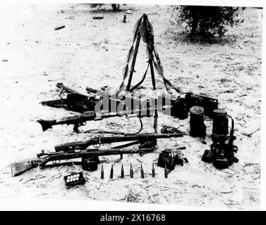 DEUTSCHE AUSRÜSTUNG VON UNSEREN PANZEREINHEITEN IN DER NÄHE VON SOLLUM - Eine Auswahl an gefangener deutscher Ausrüstung, britische Armee Stockfoto