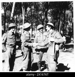 ITALIEN: FÜNFTE ARMEE: ANZIO BRIDGEHEADPTE. JOHNSON - VERSTÄRKUNG DER QUEENS - im BN.HQ trifft Johnson einige alte Freunde - er kannte sie alle damals, als er bei der britischen Armee 2/6 Queens in England diente Stockfoto