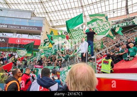 Werder Fans vor dem Spiel BAYER 04 LEVERKUSEN - SV WERDER BREMEN 5-0 am 14. April 2024 in Leverkusen. Saison 2023/2024, 1.Bundesliga, Spieltag 29, 29.Spieltag Fotograf: ddp-Bilder / STAR-Bilder - DFL-VORSCHRIFTEN VERBIETEN JEDE VERWENDUNG VON FOTOGRAFIEN als BILDSEQUENZEN und/oder QUASI-VIDEO - Stockfoto