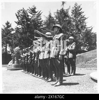 BRITISCHE TRUPPEN IN ADDIS ABEBA – italienische und britische Offiziere vor dem Gouverneurspalast und die italienische Polizei grüßen die Union Jack, als sie über die britische Armee des Palastes getrieben wird Stockfoto