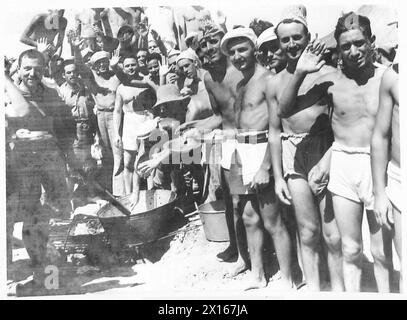 GEFANGENER ITALIENISCHER GENERAL - Gefangene, die die Mittagsmahlzeit der britischen Armee vorbereiten Stockfoto