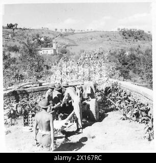 8. ARMEE: DIVERSE: Eine 25-Pounder-Kanone in einer fertigen Grube in den Hügeln bei der britischen Armee Faltona Stockfoto