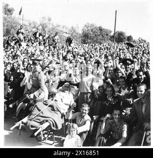 DIE GRIECHISCHE REGIERUNG KEHRT NACH GRIECHENLAND ZURÜCK - die verstümmelten Griechen kommen heraus, um die britischen Truppen der britischen Armee anzufeuern Stockfoto