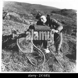 Corporal T. Welsh vom 1. Bataillon Royal Northumberland Fusiliers überholt sein Vickers-Maschinengewehr, nachdem es von Frankreich nach El Alamein und Italien gedient hatte. Stockfoto