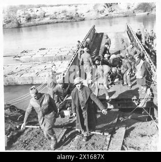 ITALIEN: FÜNFTE ARMYCROSSING DES GARIGLIANO RIVER - verwundete britische Truppen werden mit einer Panzerfähre der britischen Armee über den Garigliano River zurückgebracht Stockfoto