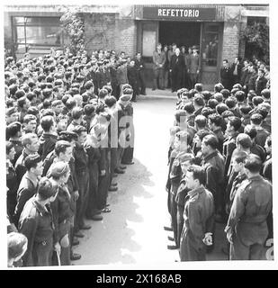 APOSTOLISCHE DELEGIERTE IN GROSSBRITANNIEN BESUCHEN ITALIENISCHE GEFANGENE - der Erzbischof spricht an die Gefangenen , britische Armee Stockfoto