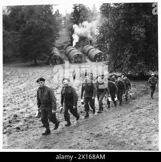 DIE POLNISCHE ARMEE IN GROSSBRITANNIEN, 1940-1947 – Freiwillige polnischer Gemeinden in Südamerika, die sich zur 16. Panzerbrigade (1. Polnisches Korps) auf dem Weg zum Food Truck meldeten. Beachten Sie Quonset Hütten in ihrem Camp im Hintergrund. Foto aufgenommen in Alyth. Eine spezielle Fotoserie, die sich mit dem häuslichen und sozialen Leben der Truppen des 1. Polnischen Korps in Schottland befasst, wo die Offiziere und Männer fest etablierte Favoriten der lokalen Bevölkerung sind. Einige der jungen Soldaten besuchten Universitäten in Polen, als der Krieg ausbrach. Nach ihrer Ankunft in Großbritannien traten sie den polnischen Streitkräften bei Stockfoto