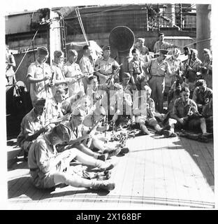 INVASION SIZILIENS AN BORD DER BURG WINCHESTER - Männer der 6. BN. D.L.I. reinigt Waffen der britischen Armee Stockfoto