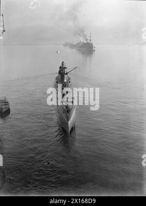 DAS U-BOOT THUNDERBOLT, EHEMALS HMS THETIS, KEHRTE NACH EINER PATROUILLE NACH HARBOUR ZURÜCK. 1940. - HMS THUNDERBOLT Royal Navy, HMS Thakeham, Minesweeper (1957) Stockfoto