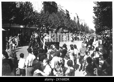 PARIS BEGRÜSST BRITISCHE, AMERIKANISCHE, KANADISCHE und FRANZÖSISCHE TRUPPEN - die Menschen von Paris, die auf den Straßen drangen, um britische, amerikanische, kanadische und französische Truppen zu begrüßen, die in die befreite Stadt einmarschierten. Diese Bilder von Kameraleuten der A.F.P.U. zeigen die Szenen der Jubel der britischen Armee, der 21. Armee-Gruppe Stockfoto