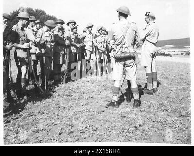 BESUCH DER IRISCHEN BRIGADE IN NORDAFRIKA - Gruppe von Offizieren und Sergeant-Studenten mit ihrem Ausbilder, Kapitän Französisch, in der Battle School British Army Stockfoto