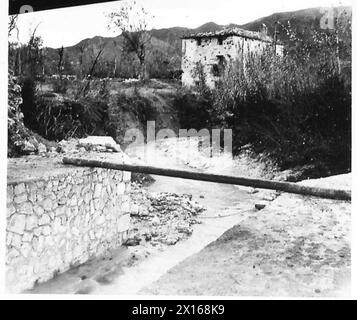 ITALIEN: HERBSTFLUTEN VERURSACHEN STRASSENSCHÄDEN - wie oben, Blick flussaufwärts, zeigt typische tiefe und enge Wasserläufe, die während der Überschwemmungen der British Army zu Ausflutungen führen Stockfoto