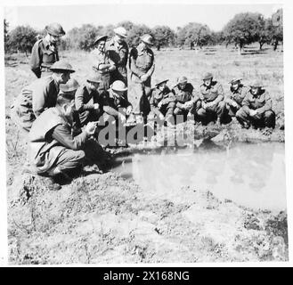 FÜNFTE ARMEE : ANZIO BRÜCKENKOPF DER KAMPF GEGEN MALARIA - Major Carter weist auf die Gefahr von Wasser in einer britischen Armee hin Stockfoto