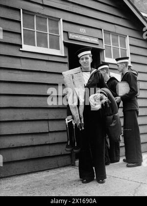 AUSZUBILDENDE FÜR LUFTWAFFENFLOTTE BEI DER HMS ST VINCENT, GOSPORT, AUGUST 1943 - bei der HMS ST VINCENT, der Ausbildungseinrichtung der Royal Navy für Offizierskadetten der Air Branch, kann ein Kadett gesehen werden, wie er sein Flugzeug sammelt Royal Navy, ST VINCENT (HMS) Stockfoto