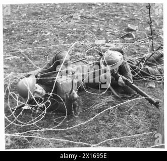 MIT DER SCHWARZEN UHR AUF DEN SHETLAND-INSELN, die durch den Draht schneidet. Diese Black-Watch-Männer werden während einer Übung der britischen Armee mit Hindernissen konfrontiert Stockfoto