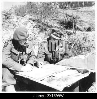 5. ARMEE: 78 DIVISION COMMANDER BEI ARBEIT - LIEUT. Colonel Hodgson und Major General Keightley auf der Konferenz, britische Armee Stockfoto